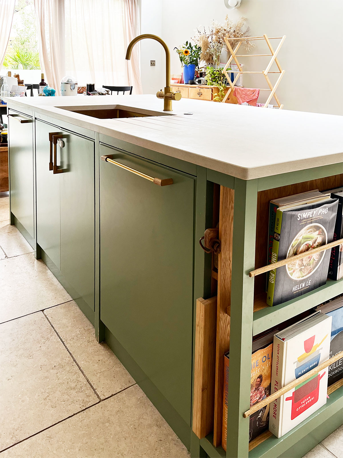 A high level of completely bespoke components from handles to drawer inserts were utilised in this scheme.