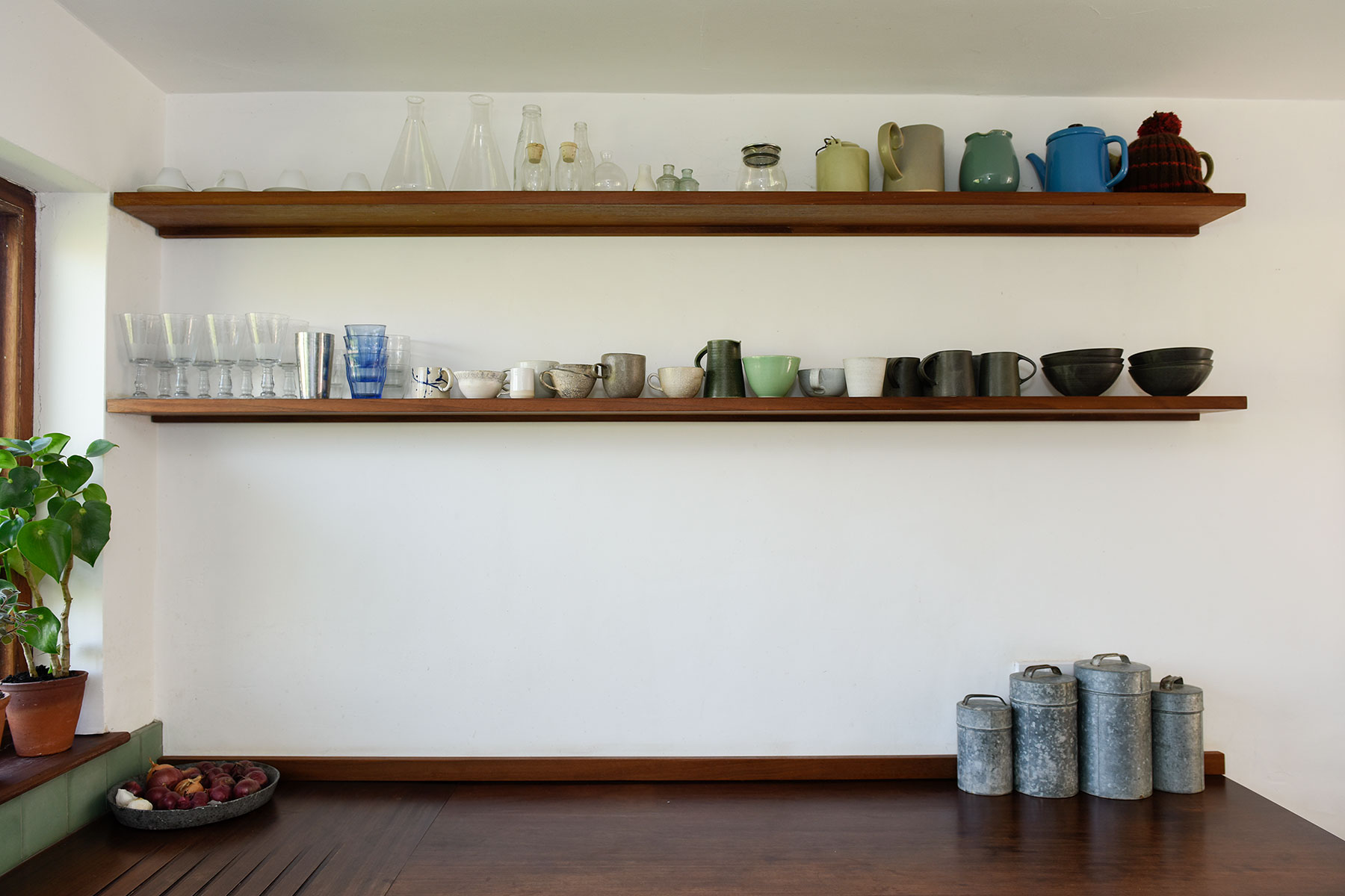 The clients for this Lewes kitchen required a practical, multipurpose space, but with a traditional warm and welcoming feel. Here the colour of the wood perfectly compliments the sage green handmade ceramic tiles.